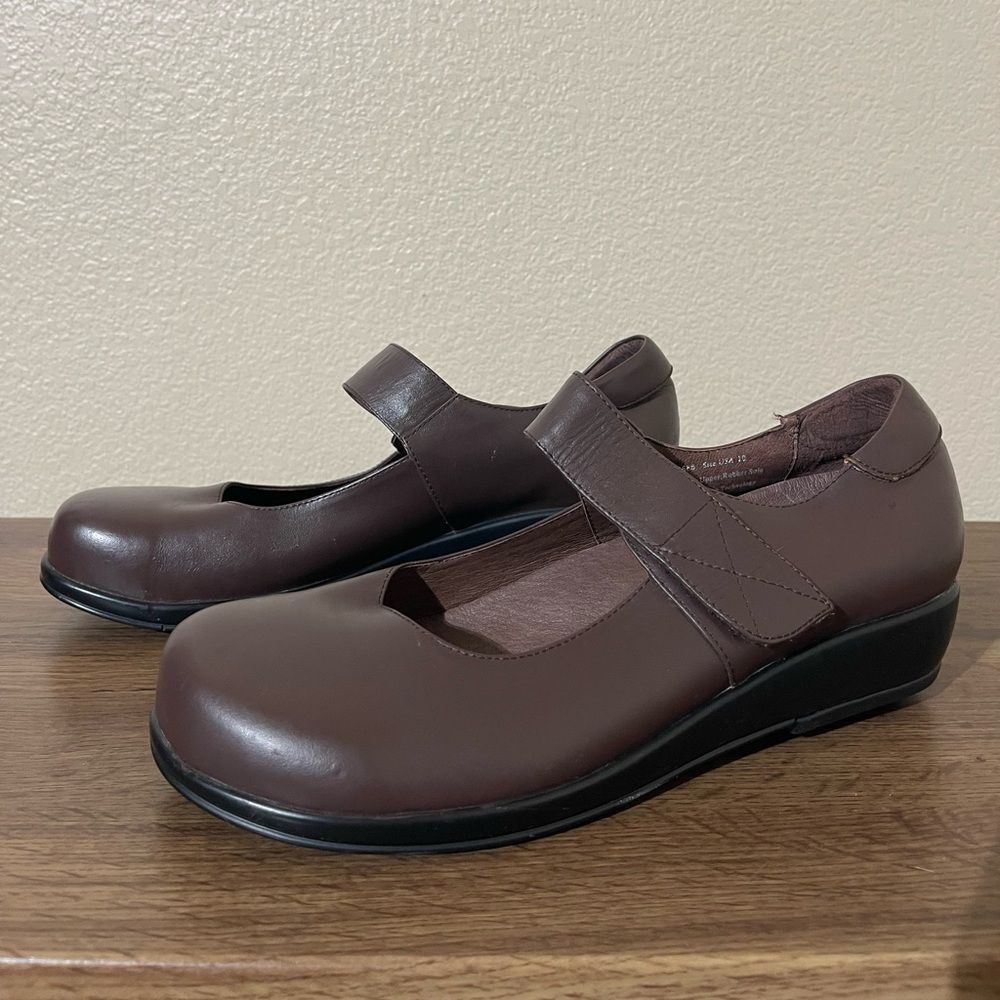 GDEFY Women's Classic Brown Loafers
